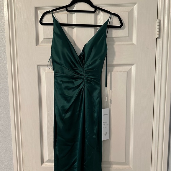 Portia & Scarlett Hugo Green Gown
BRAND NEW - Picture 4 of 6
